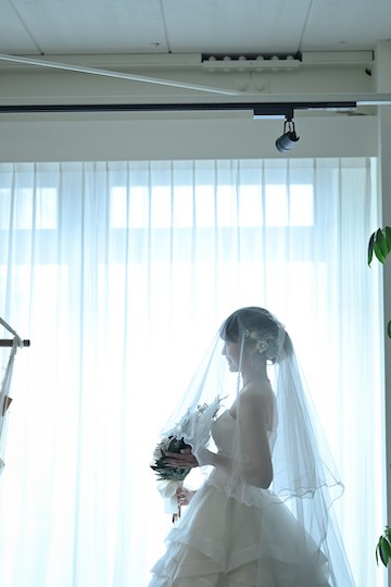 ベールをかけた花嫁の横姿