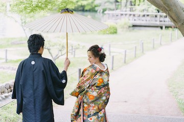 和傘を挿して撮った結婚写真