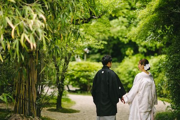和装を着て手を繋いでいる夫婦