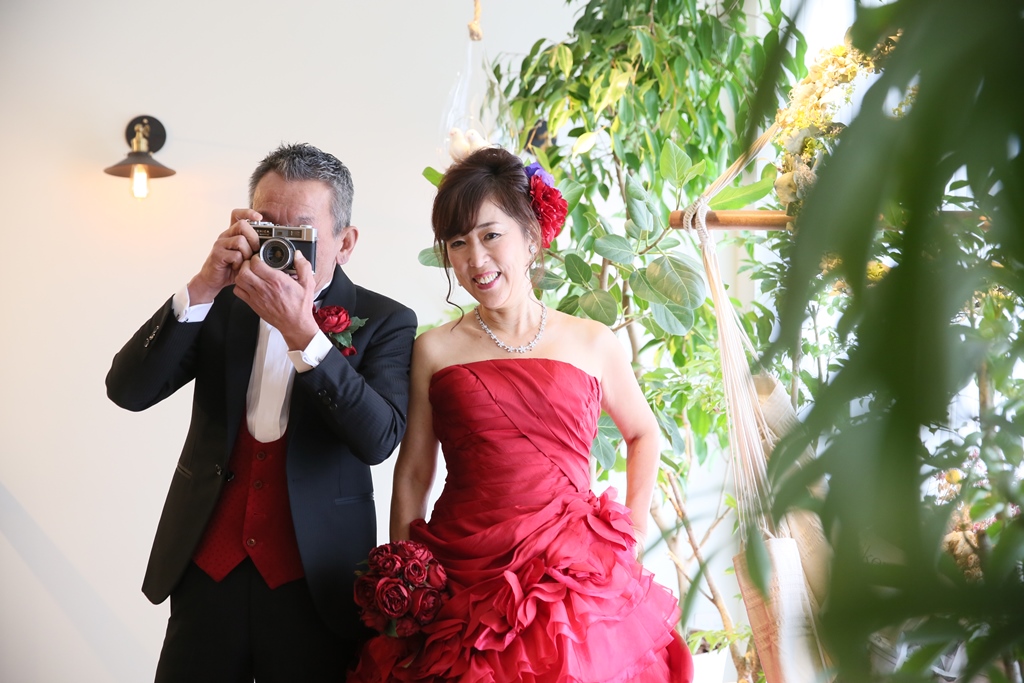 母の還暦にサプライズプレゼント 還暦祝いに赤のドレスで結婚写真を