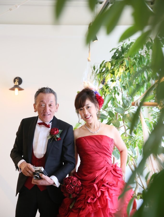 母の還暦にサプライズプレゼント。還暦祝いに赤のドレスで結婚写真を。