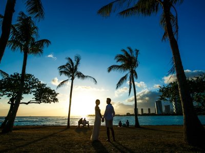 ハワイのマジックアイランドで撮影した夕日のキレイな結婚写真