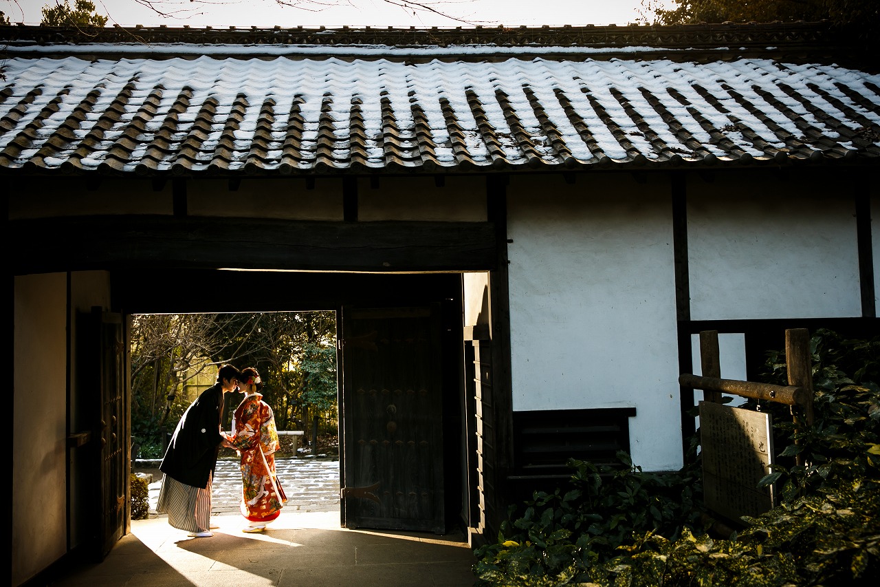 茅葺の門をくぐる色打掛姿の花嫁。四季を通じて撮れる和装フォトウェディングのロケーション