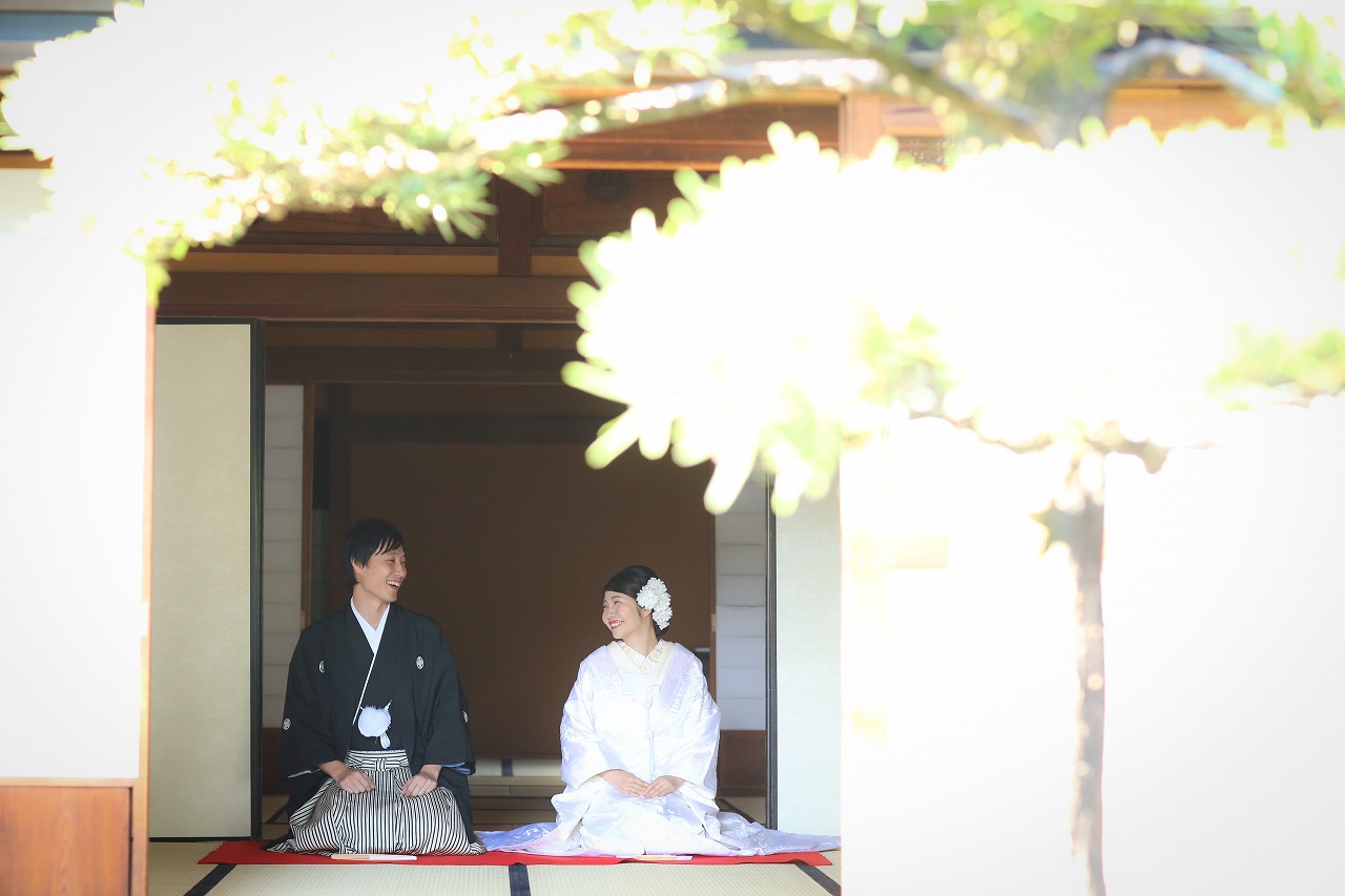 中村公園の茶室・桐蔭茶席の縁側で寄り添う和装前撮り写真