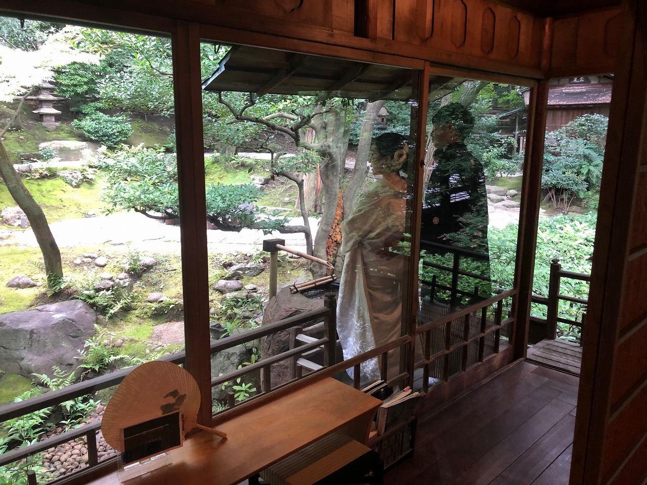 和室のデッキから庭園を望む白無垢姿の花嫁。雨の日でも撮れる古川美術館の和装前撮り