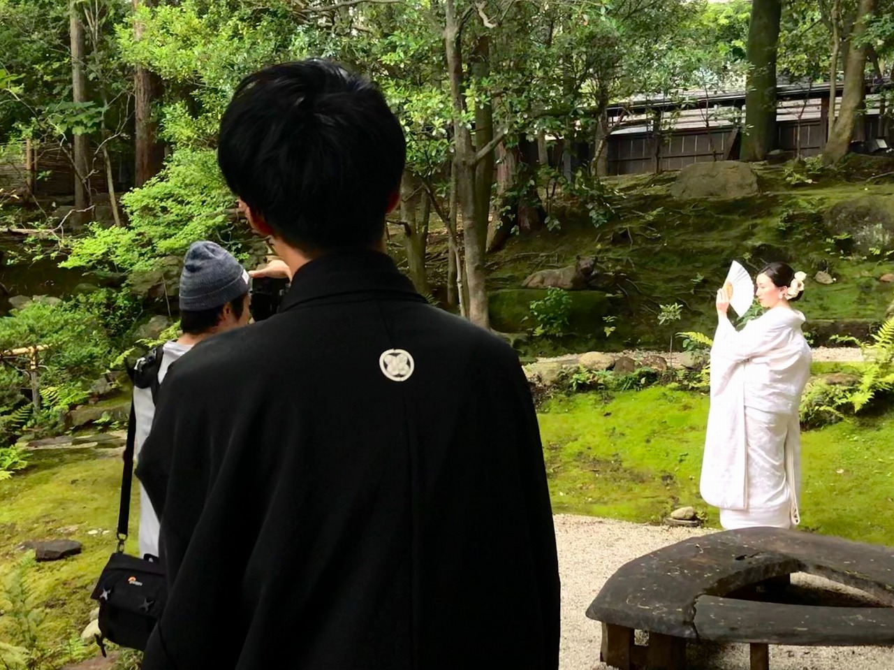 苔むした庭で白無垢の花嫁を見守る紋付袴の新郎。古川美術館の緑に包まれた和装ロケーションフォト