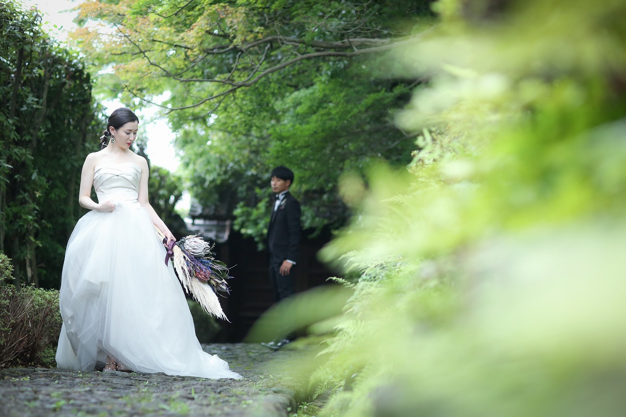緑に囲まれた新郎新婦