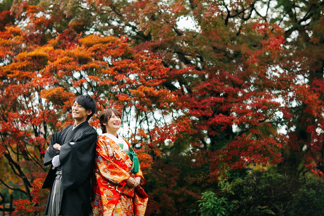 ドウダンツツジの紅葉と新郎新婦