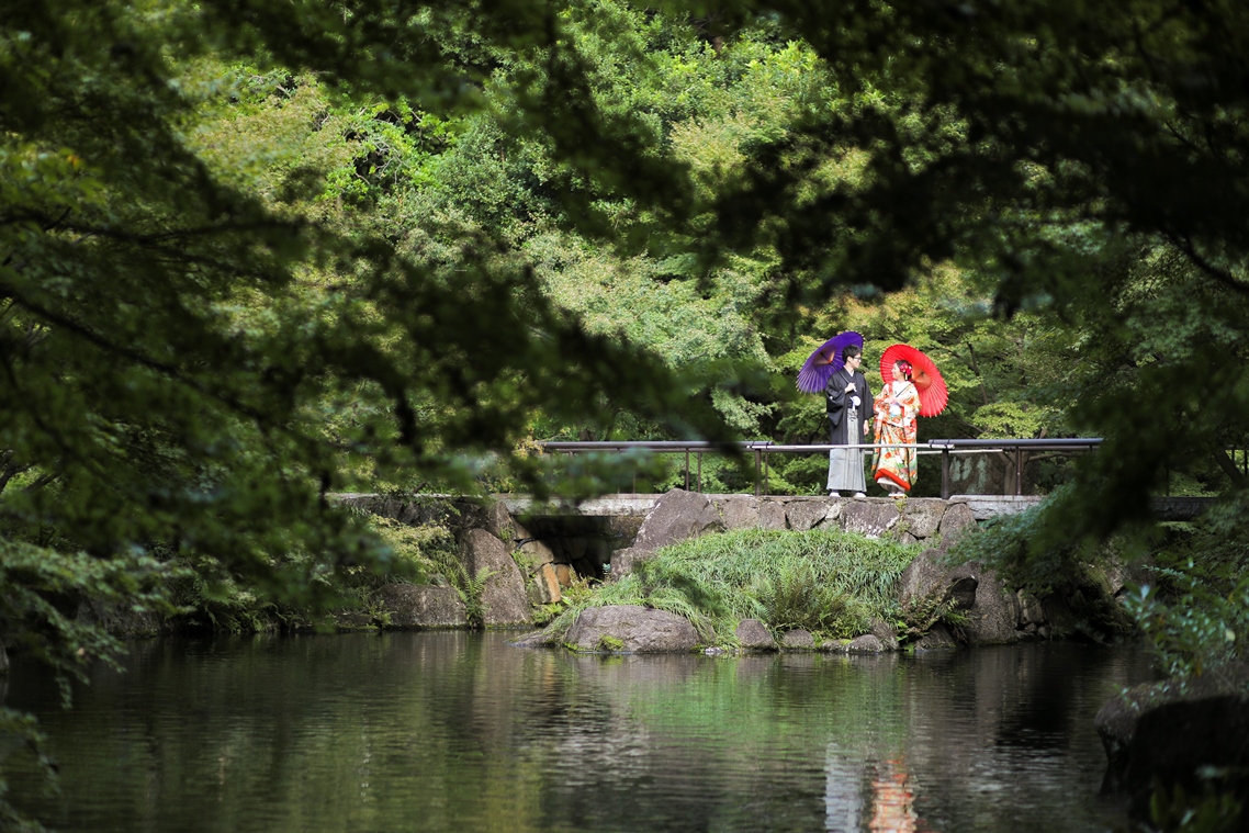 名古屋の庭園の池の前で撮ったウェディングフォト