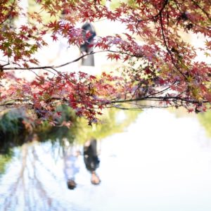 池に反射して写る紅葉と白無垢姿の花嫁