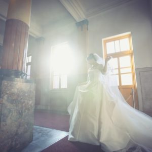 冬の市政資料館でドレスを着て撮影している花嫁