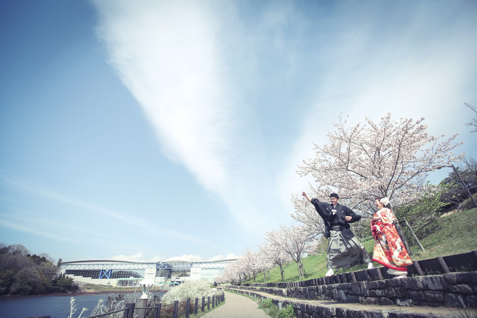 川沿いの桜をバックに撮った結婚写真