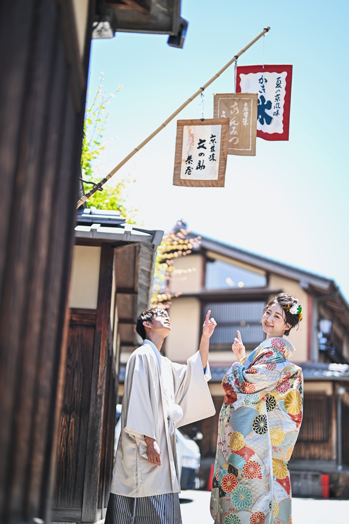 京都のお茶屋の前で撮った結婚写真