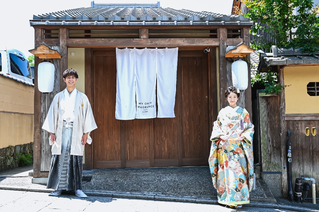 京都の香水屋の前で撮った結婚写真