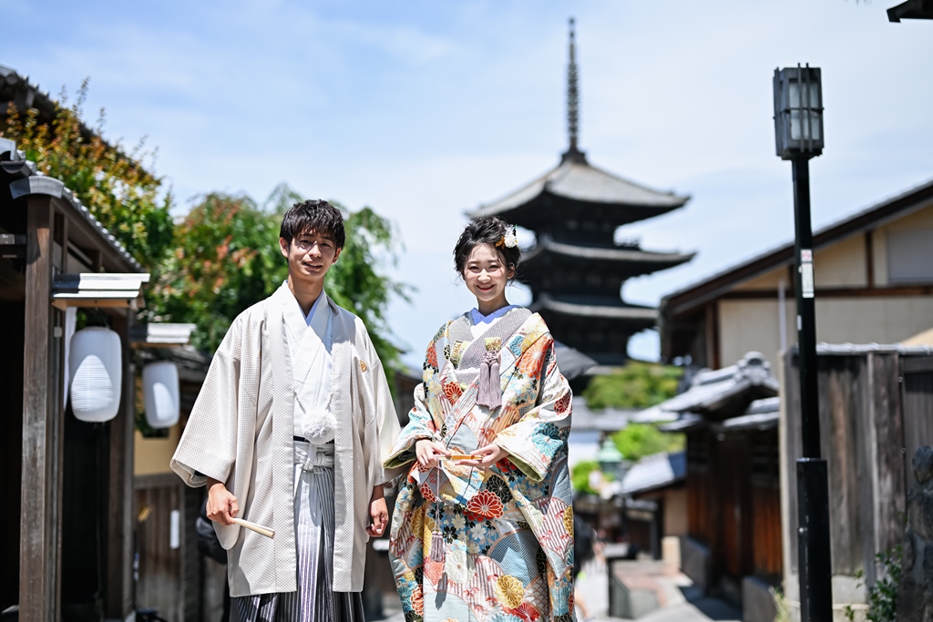 京都八坂の塔と和装姿で前撮りを楽しむふたり
