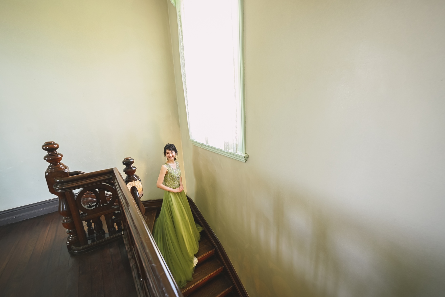 グッゲンハイム邸の階段に立つ花嫁