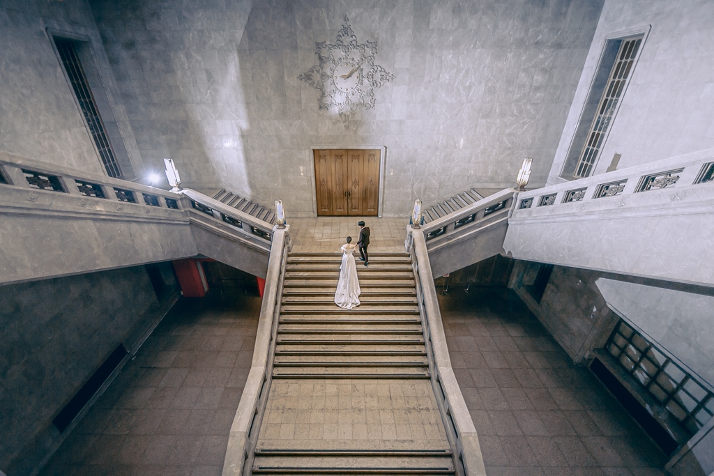 国立博物館の大階段で迫力ある結婚写真