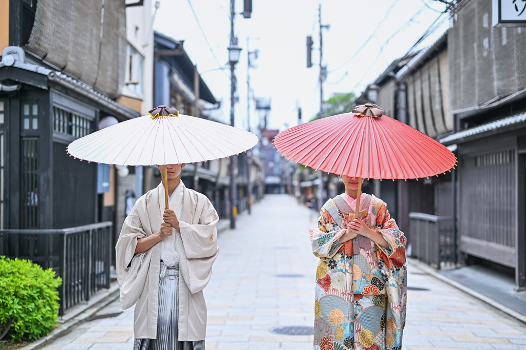 祇園で和傘を使って撮ったオシャレな結婚写真