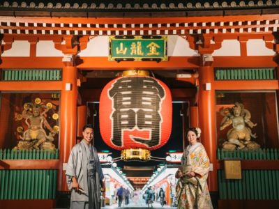 大胆な色使いが特徴の雷門