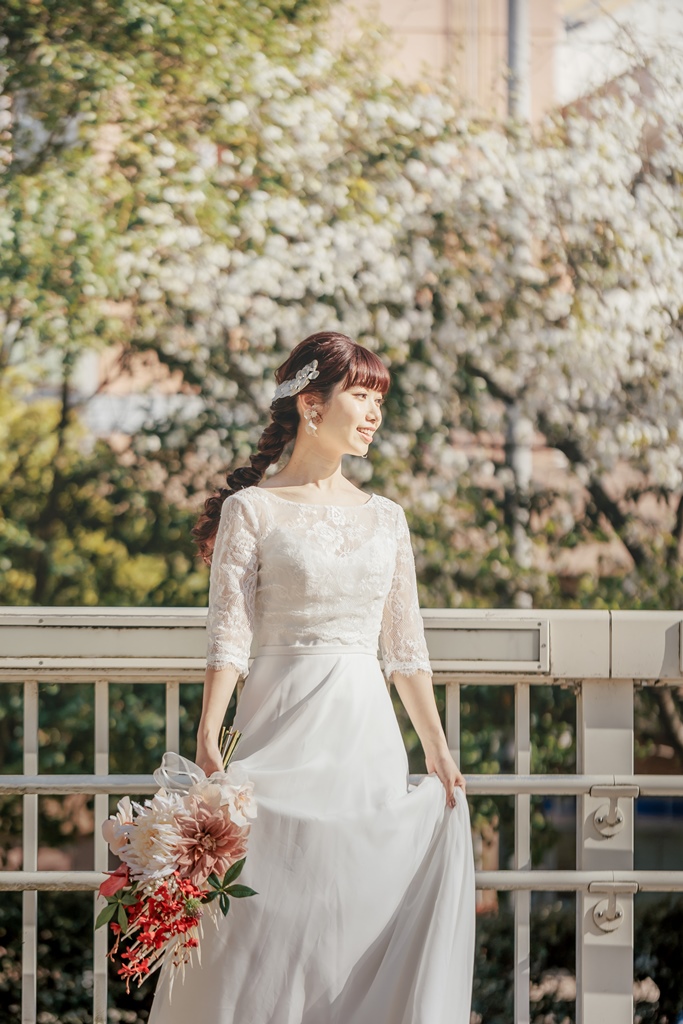 桜とウェディングドレスを着た花嫁