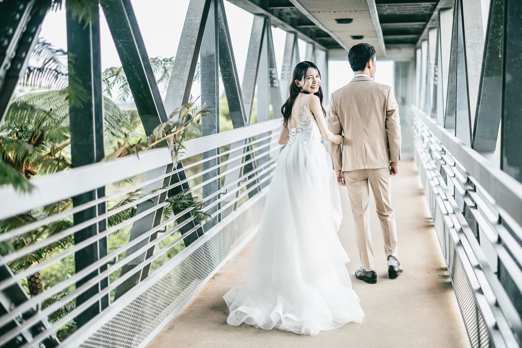 ビオスの丘のエントランスで笑顔の新婦さん