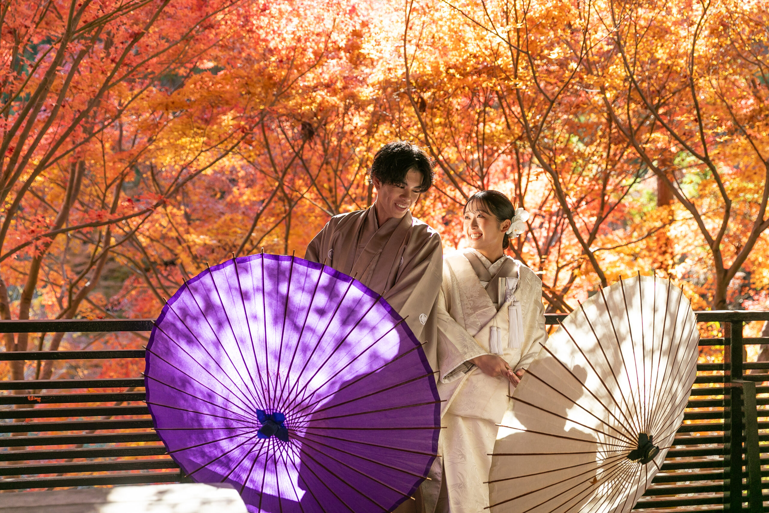 紅葉をバックに