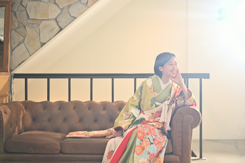 色打掛を着て笑顔の新婦