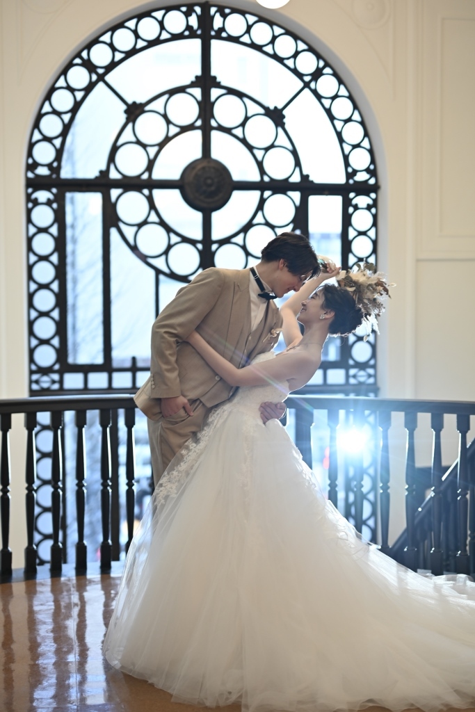 新婦を抱きしめて撮った結婚写真