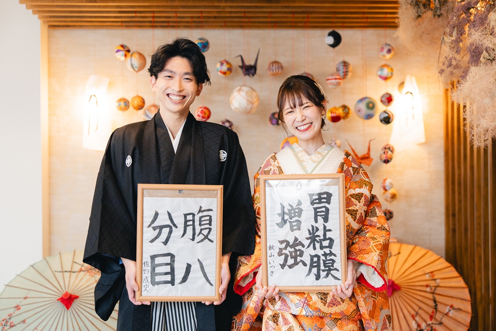 紙吹雪が舞う中で微笑む新婦の写真