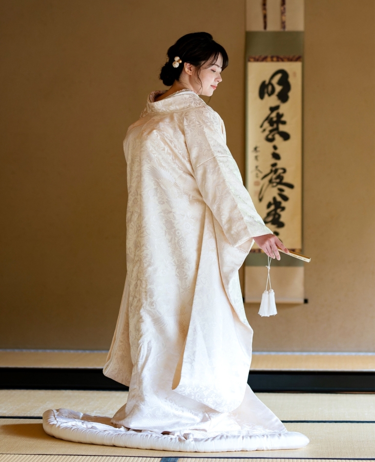 モスグリーンのカラードレス