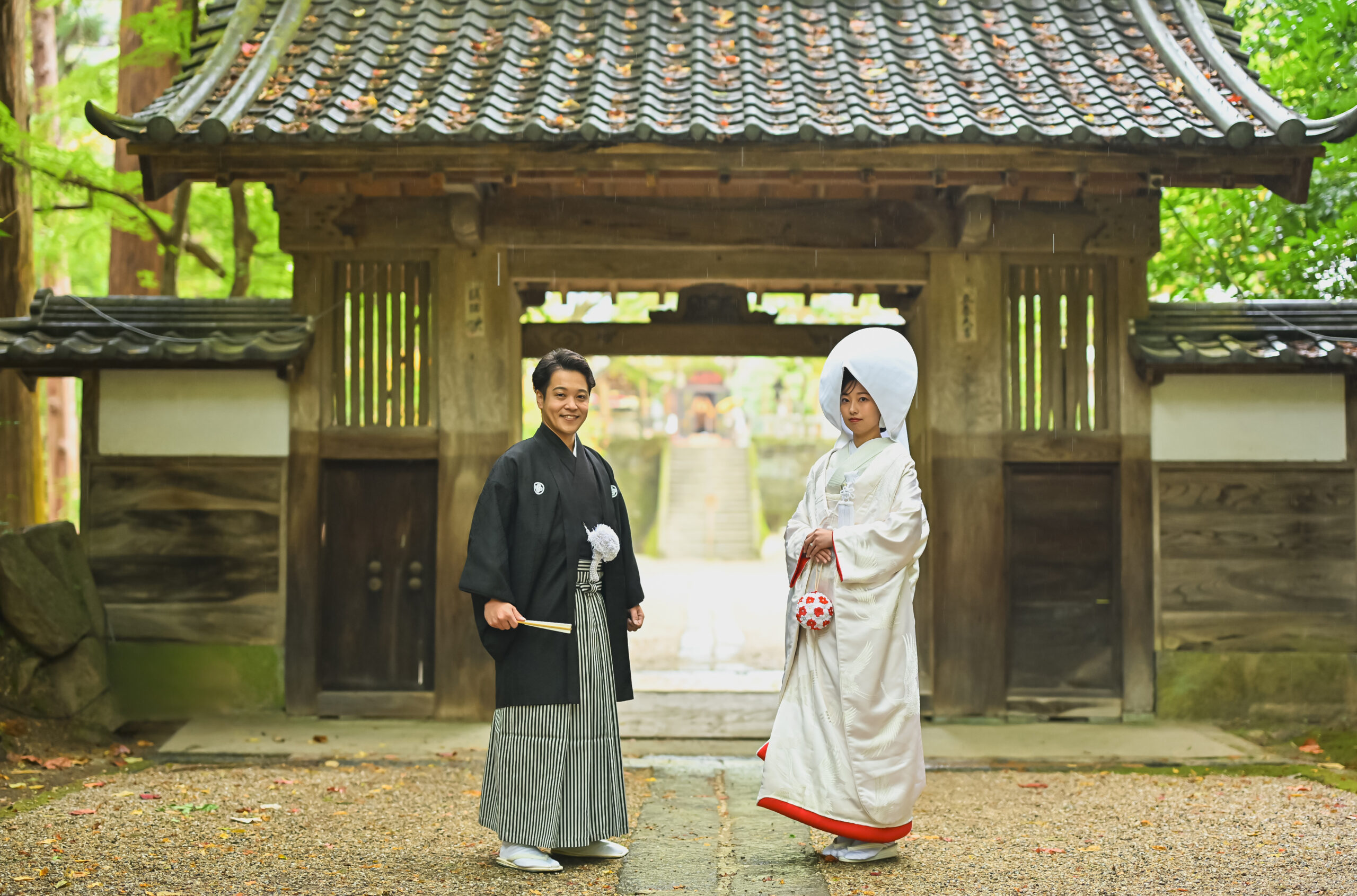 香積寺の山門をくぐる白無垢に綿帽子の花嫁と紋付袴の新郎。静かな境内で残す和装前撮り