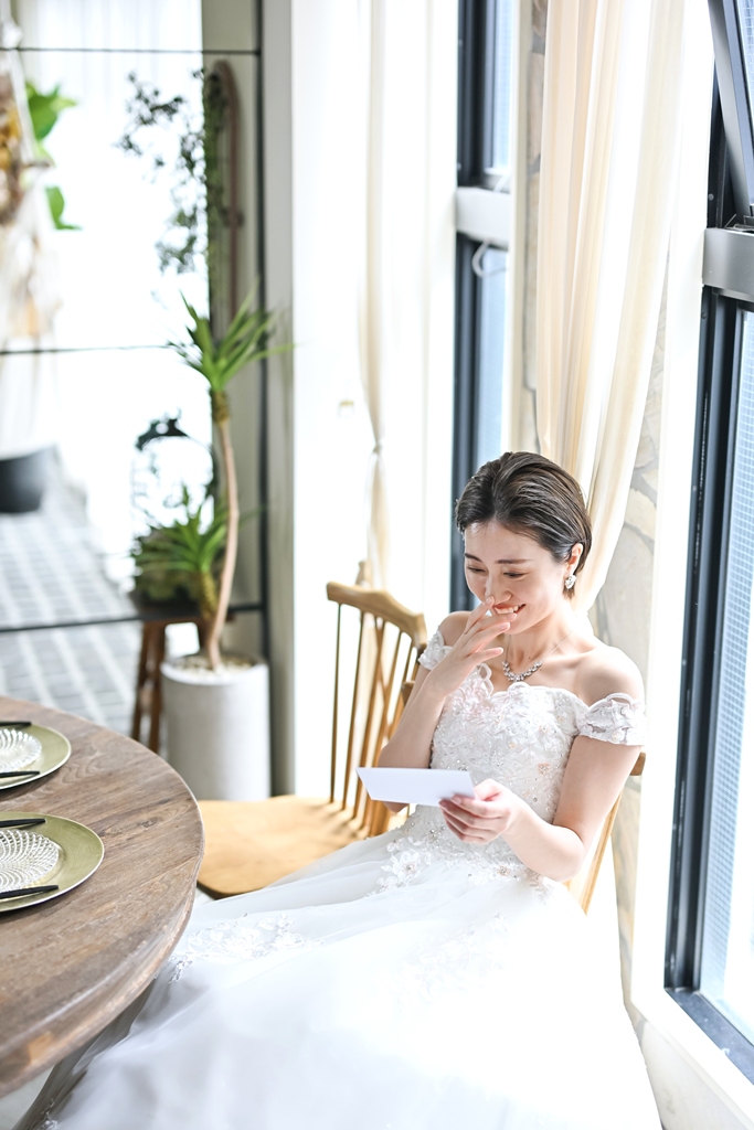 ドレスを着て手紙を読んでいる花嫁SP