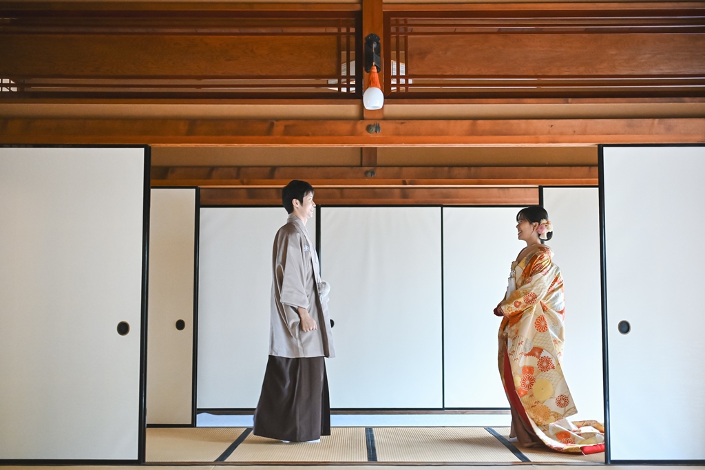 和装姿の新郎新婦