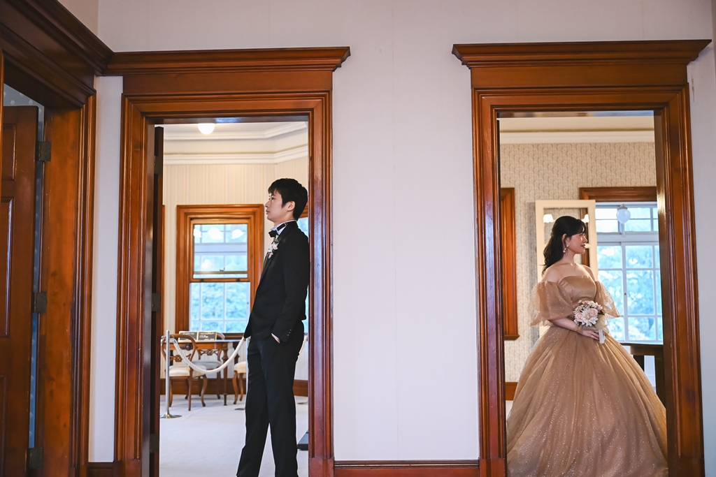 洋装姿の新郎新婦