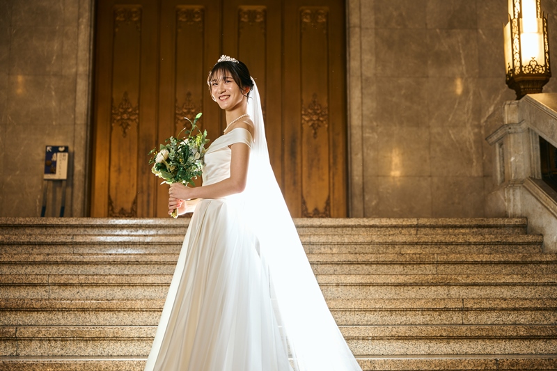 ウェディングドレスを着た笑顔の花嫁