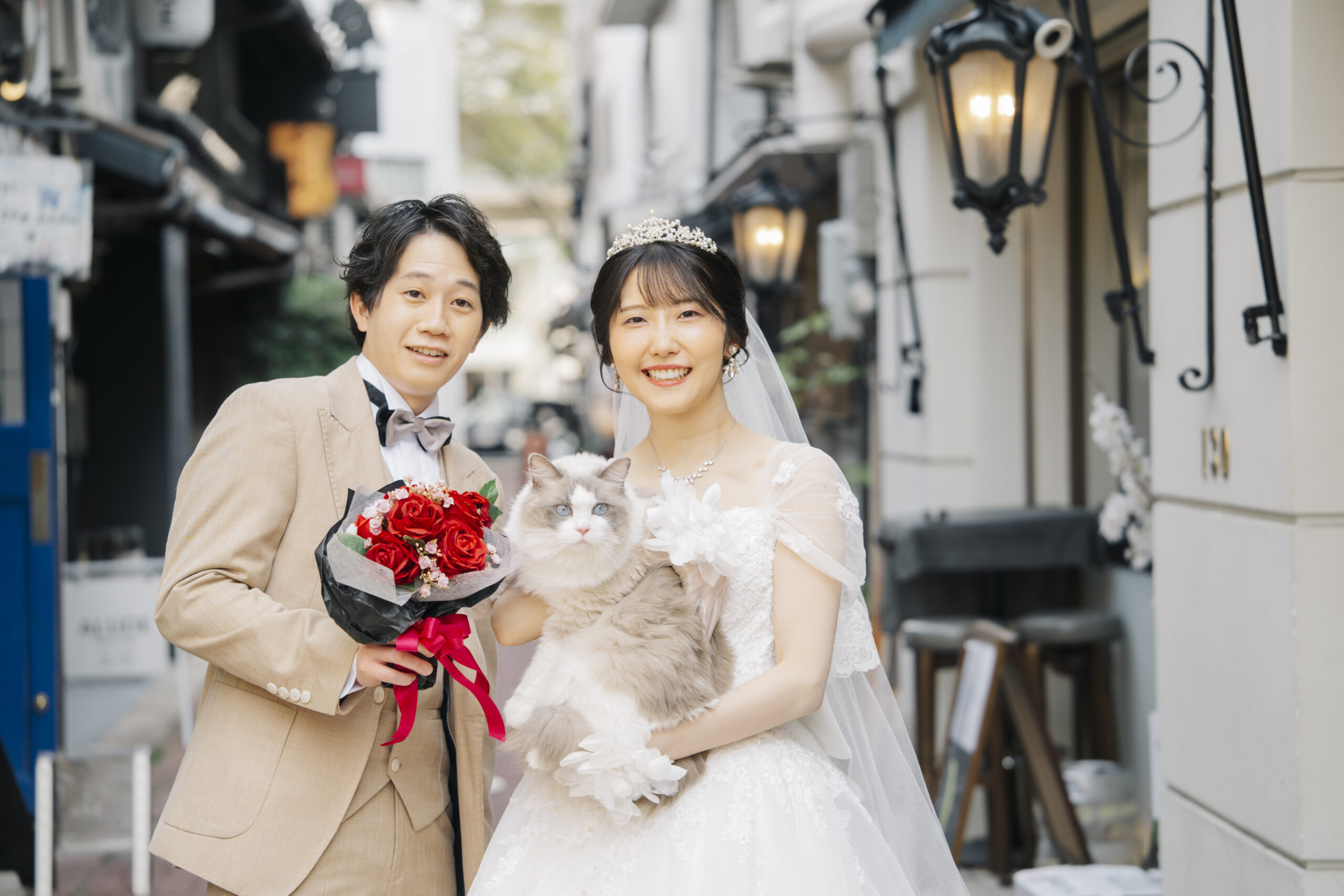 愛犬を中心に家族みんなで笑顔の集合写真