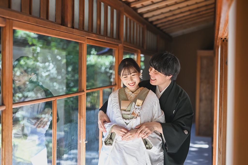 秋の紅葉が鮮やかに彩る東山荘庭園での和装カップル