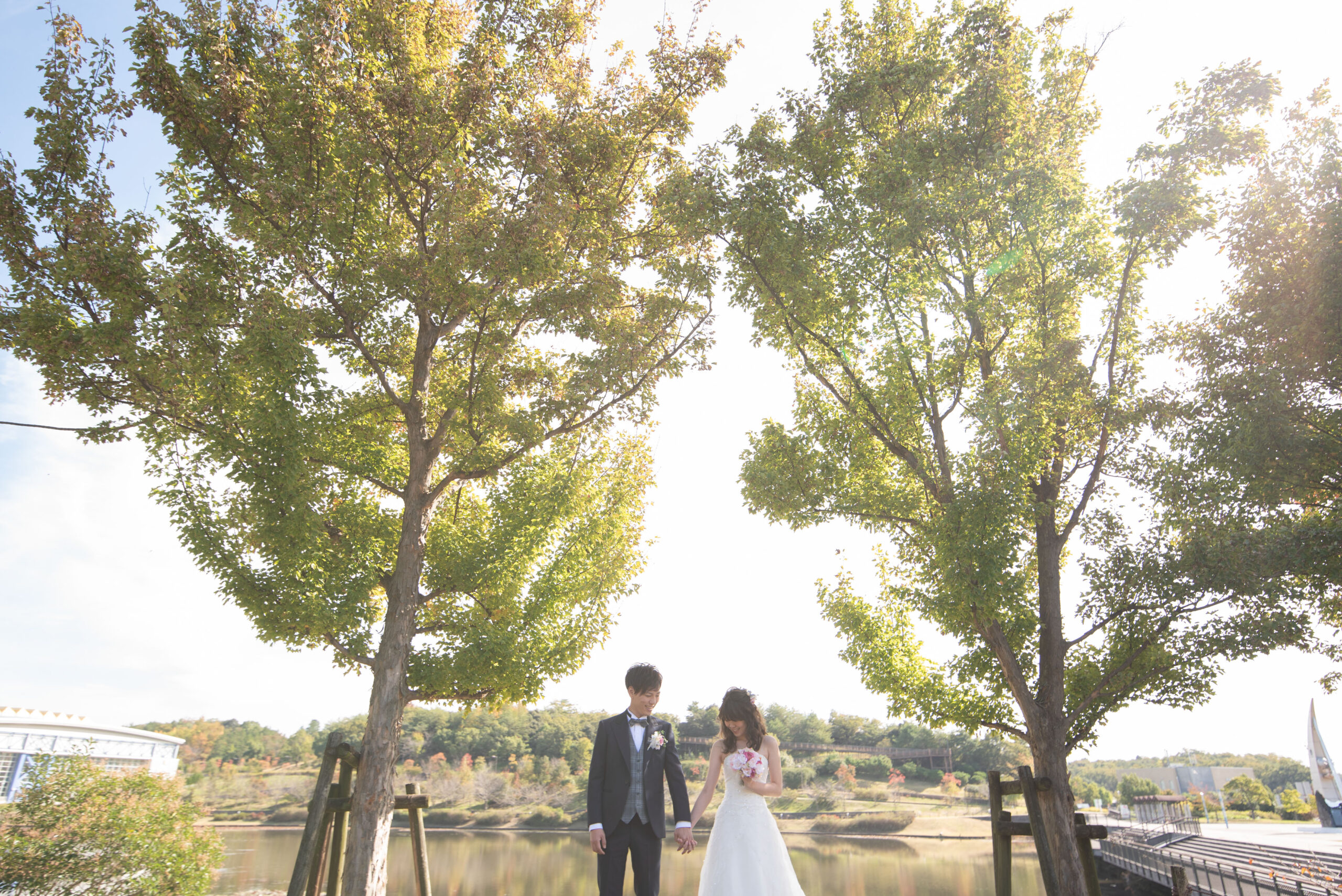 モリコロパークお花に囲まれた新郎＆新婦のツーショット