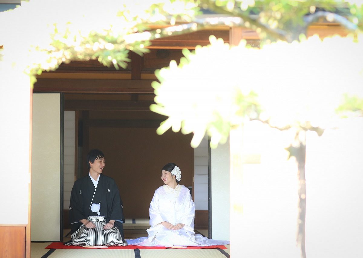 中村公園の和室で向き合う和装姿のカップル