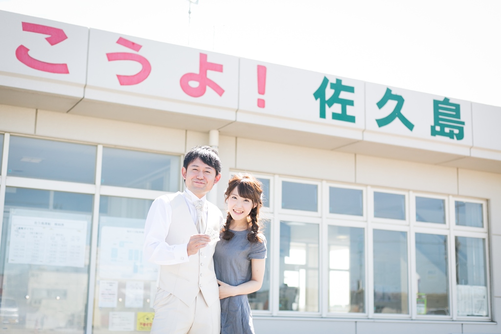 佐久島の海をバックにしたふたりのウェディングフォト
