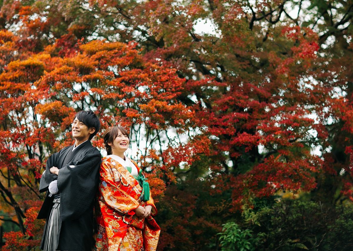 秋の紅葉が鮮やかなどうだん亭での和装カップルの前撮り写真