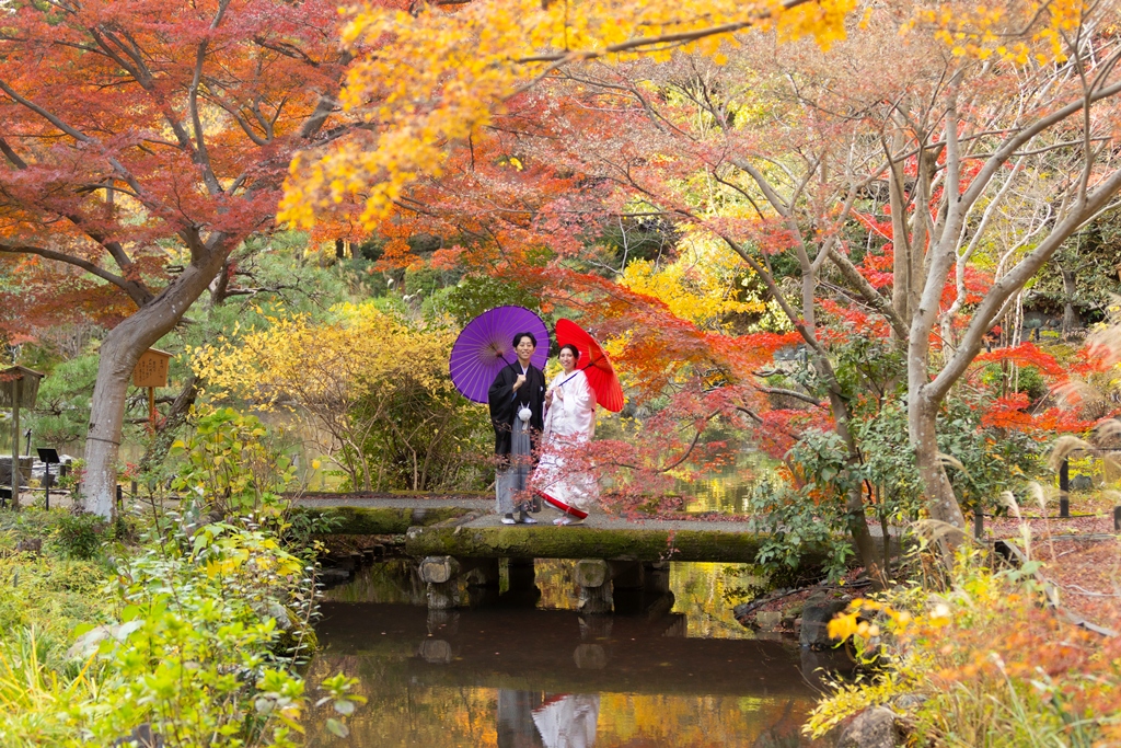 奥池に映る逆さモミジを背景にした和装前撮り写真