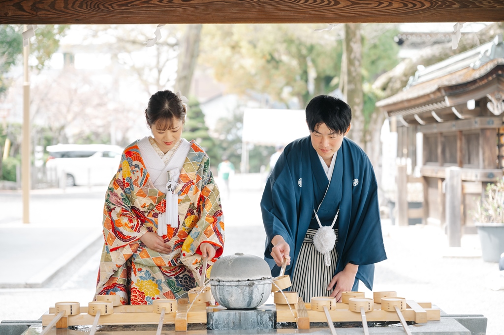 国府宮神社の手水舎で手を清める和装カップルの前撮り