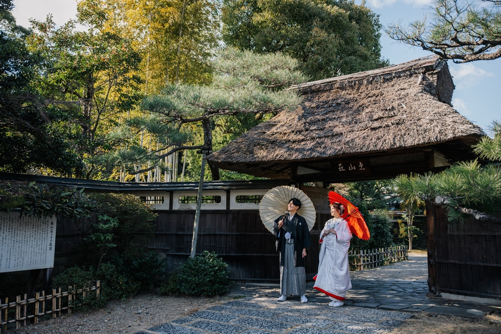東山荘の正門と昭和初期の純和風建築の外観全景