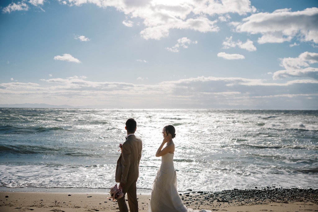 THE SKY WEDDINGのスタッフと夏の撮影について楽しそうに相談するカップル