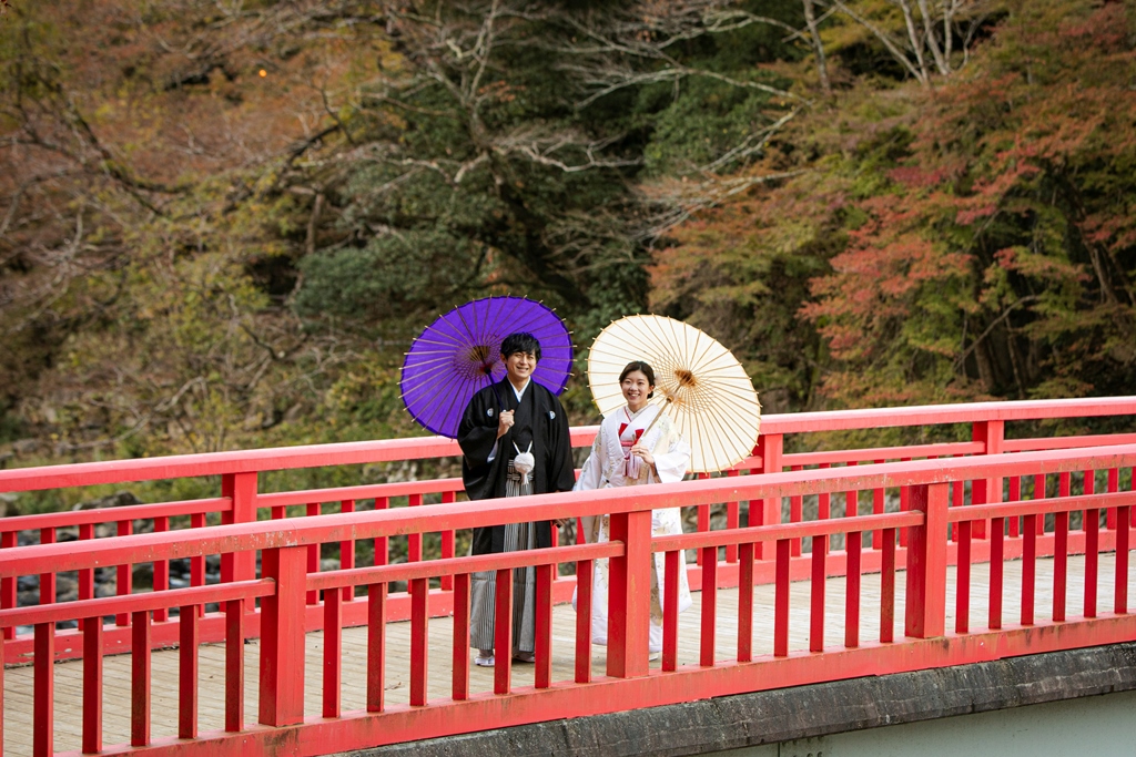 香嵐渓の紅葉の中をカラードレスで歩く前撮りカット