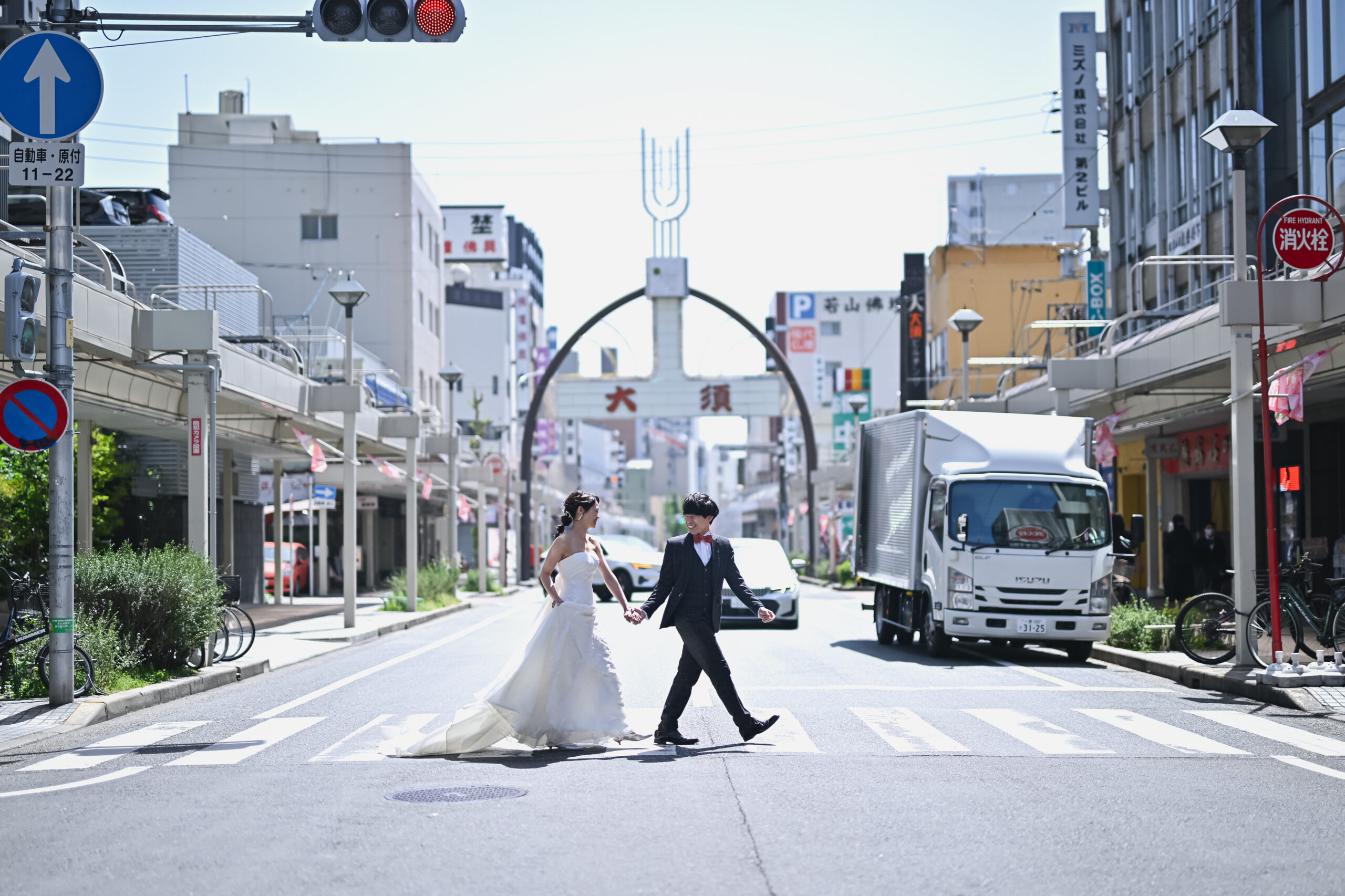 ウェディング衣装で街を歩くカップルの自然な街ブラ撮影