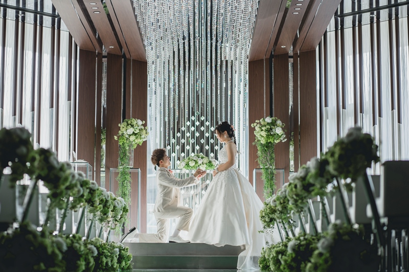 チャペルの祭壇前で誓いを交わす新郎新婦