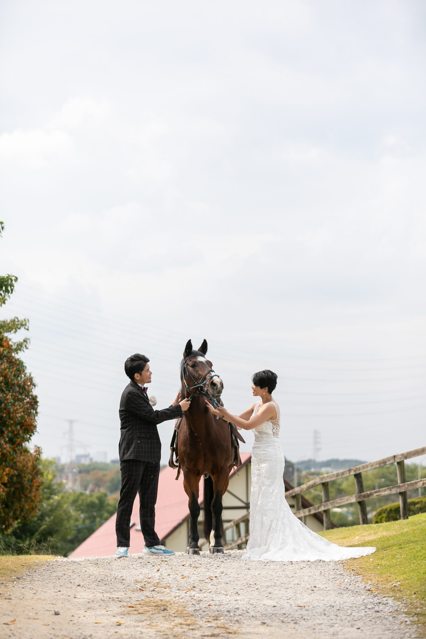 和装で牧場に佇む新郎新婦