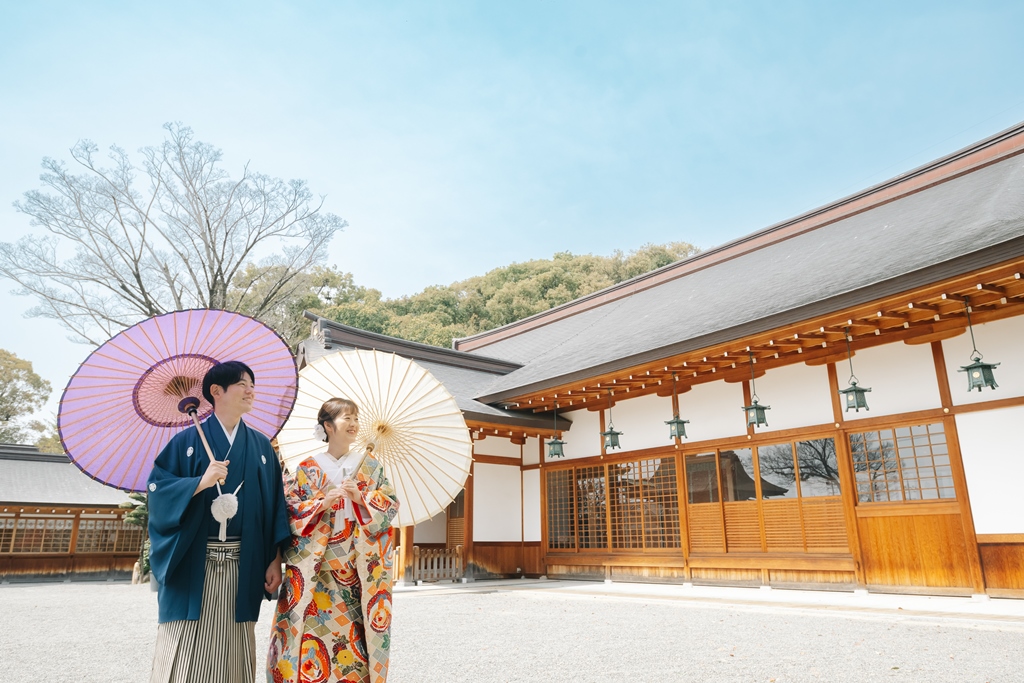 国府宮神社の石畳の参道と深緑の木々
